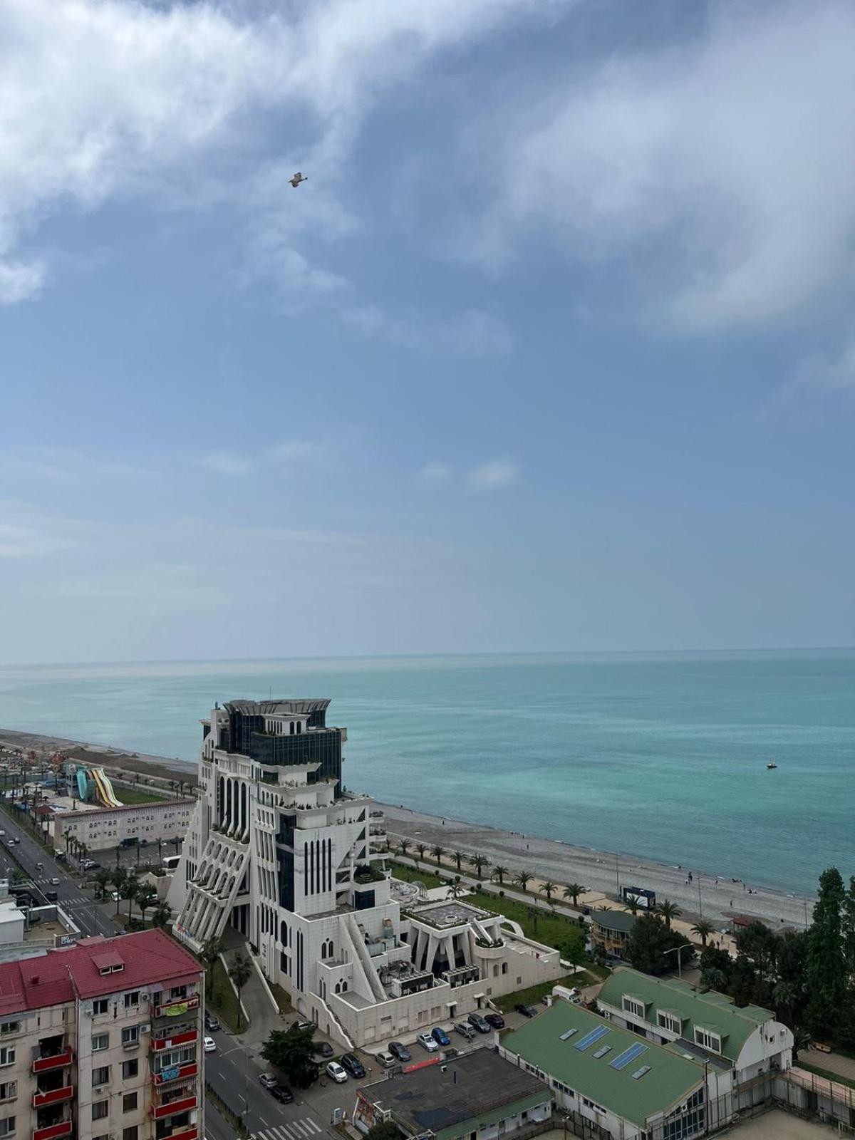 Holiday Lux Tower Batumi Luaran gambar